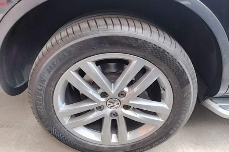 Used Volkswagen Touareg 2017 3.0 TSI Touareg Edition Right Rear Wheel Hub