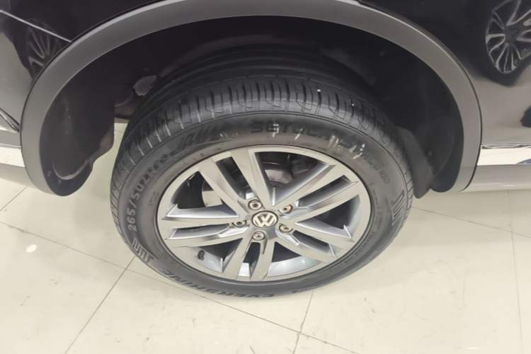 Used Volkswagen Touareg 2017 3.0 TSI Touareg Model Right Rear Wheel Hub
