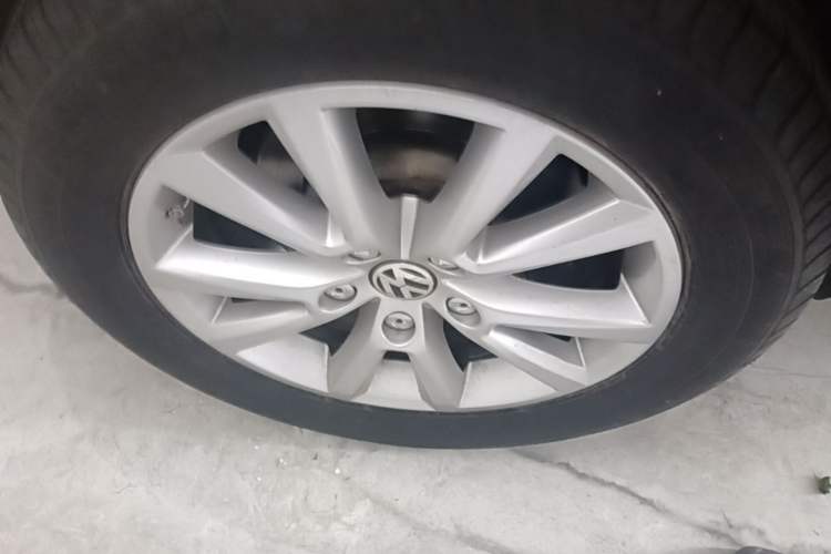 Used Volkswagen Touareg 2017 3.0 TSI Touareg Model Right Rear Wheel Hub