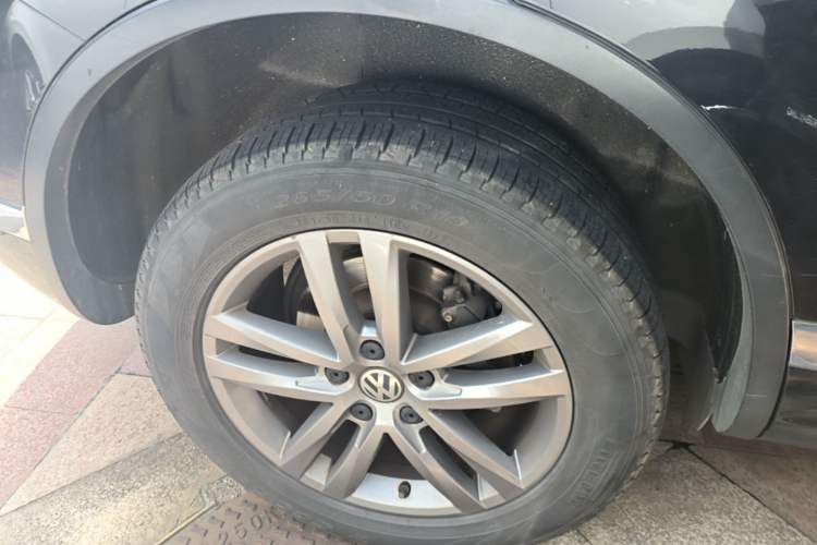 Used Volkswagen Touareg 2017 3.0 TSI Touareg Edition Right Rear Wheel Hub