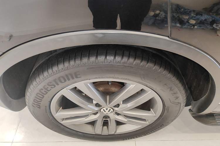 Used Volkswagen Touareg 2017 3.0 TSI Touareg Edition Right Rear Wheel Hub