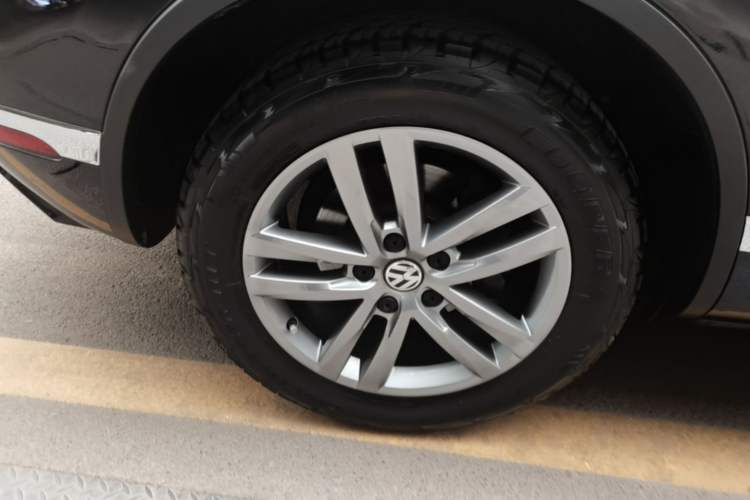 Used Volkswagen Touareg 2017 3.0 TSI Touareg Edition Right Rear Wheel Hub