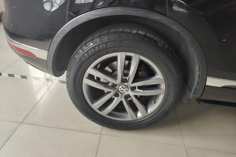 Used Volkswagen Touareg 2017 3.0 TSI Touareg Edition Right Rear Wheel Hub