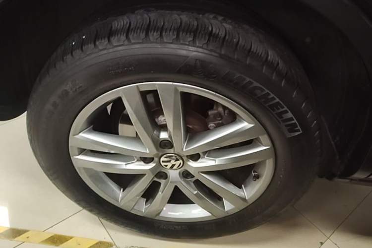 Used Volkswagen Touareg 2017 3.0 TSI Touareg Edition Right Rear Wheel Hub