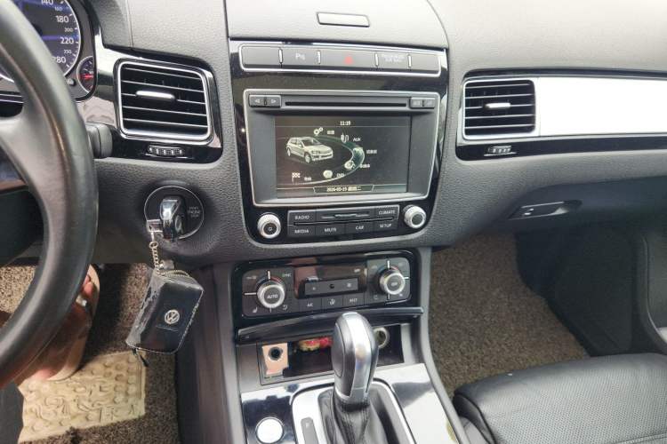 Used Volkswagen Touareg  Audio And AC Panel