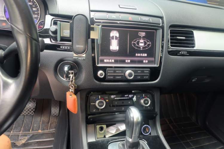 Used Volkswagen Touareg 2017 3.0 TSI Expedition Edition Audio And AC Panel