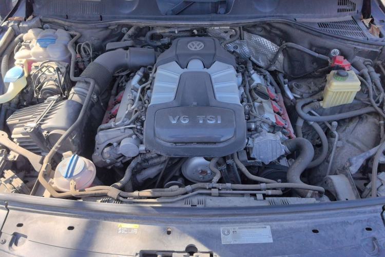 Used Volkswagen Touareg 2017 3.0 TSI Yuyue Model Engine Bay