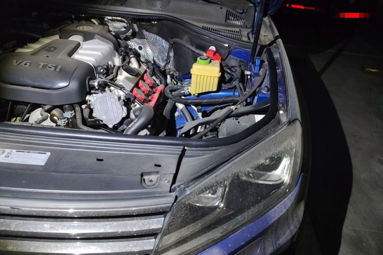 Used Volkswagen Touareg 2017 3.0 TSI Touareg Model Engine Bay Left
