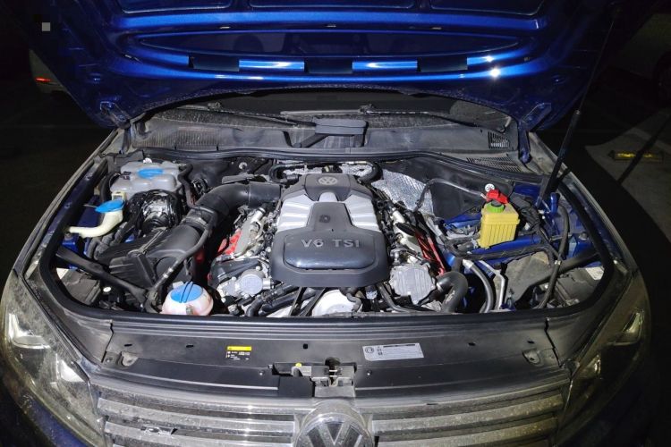 Used Volkswagen Touareg 2017 3.0 TSI Touareg Model Engine Bay
