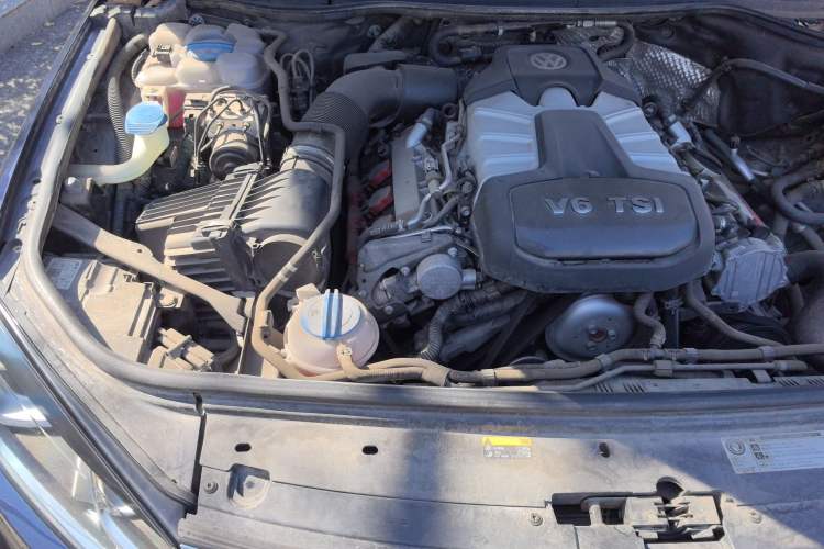 Used Volkswagen Touareg 2017 3.0 TSI Yuyue Model Engine Bay Right