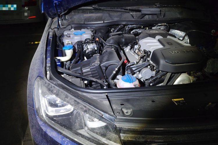 Used Volkswagen Touareg 2017 3.0 TSI Touareg Model Engine Bay Right