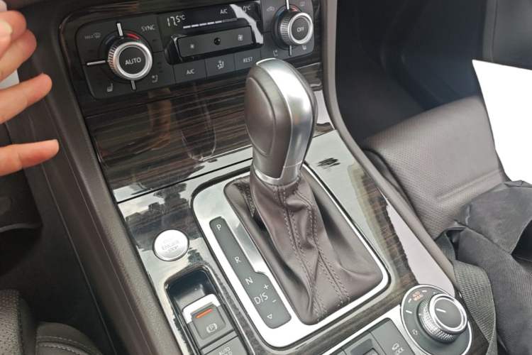 Used Volkswagen Touareg 2017 3.0 TSI Yuyue Model Gear Lever