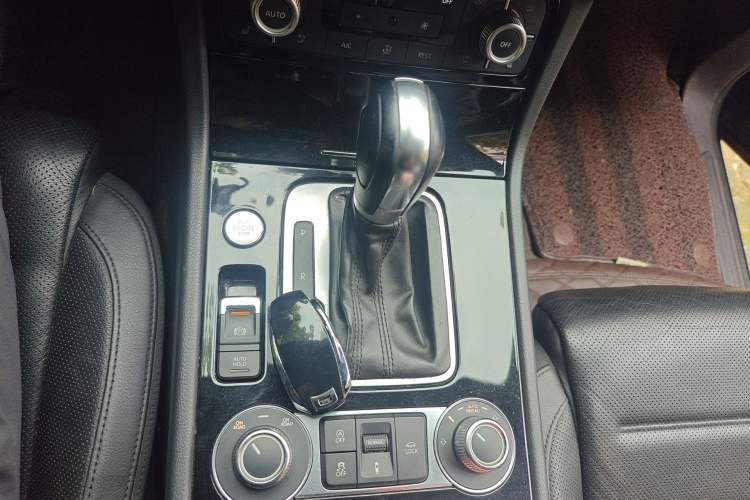 Used Volkswagen Touareg 2017 3.0 TSI Touareg Edition Gear Lever
