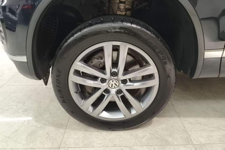 Used Volkswagen Touareg 2017 3.0 TSI Touareg Edition Left Front Wheel Hub