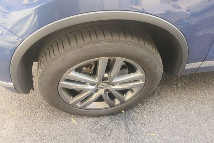 Used Volkswagen Touareg 2017 3.0 TSI Touareg Edition Left Front Wheel Hub