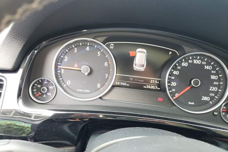 Used Volkswagen Touareg  Odometer Close Up