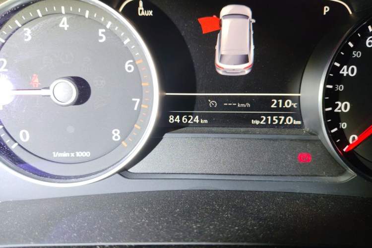 Used Volkswagen Touareg 2017 3.0 TSI Touareg Model Odometer Close Up