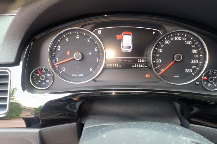 Used Volkswagen Touareg 2017 3.0 TSI Expedition Edition Odometer Close Up