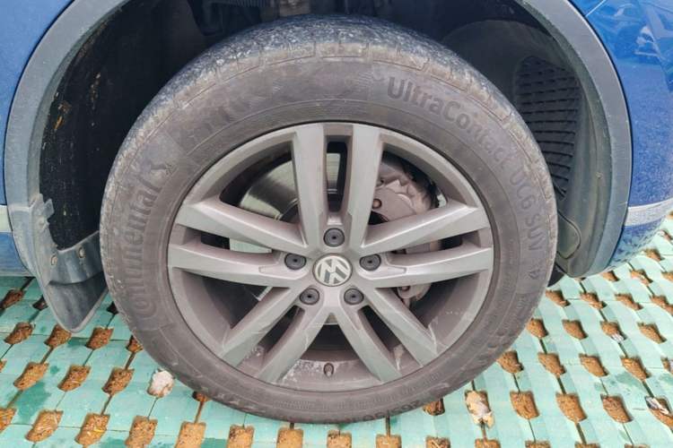 Used Volkswagen Touareg 2017 3.0 TSI Touareg Edition Right Front Wheel Hub
