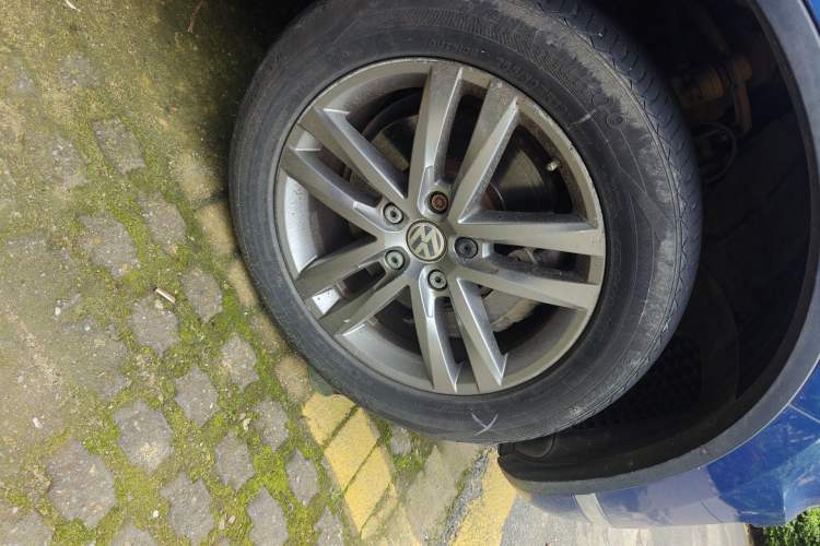 Used Volkswagen Touareg 2017 3.0 TSI Touareg Edition Right Front Wheel Hub