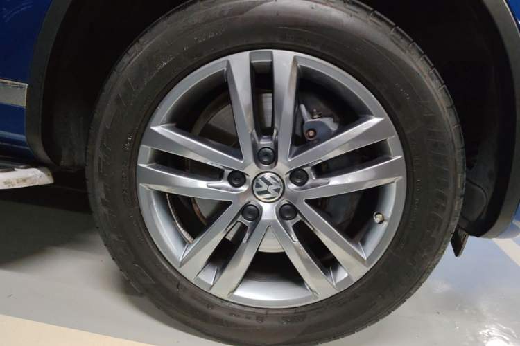 Used Volkswagen Touareg 2017 3.0 TSI Touareg Edition Right Front Wheel Hub
