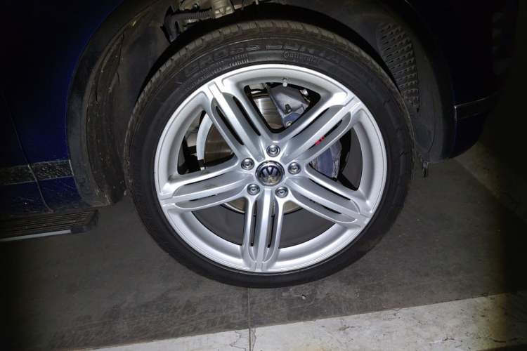 Used Volkswagen Touareg 2017 3.0 TSI Touareg Model Right Front Wheel Hub