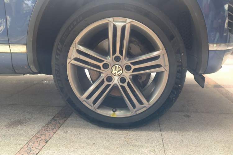Used Volkswagen Touareg 2017 3.0 TSI Expedition Edition Right Front Wheel Hub