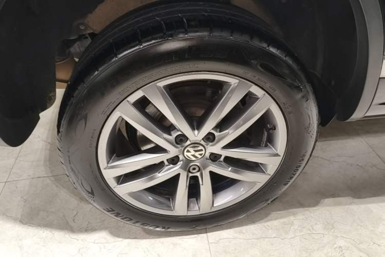 Used Volkswagen Touareg 2017 3.0 TSI Touareg Edition Right Rear Wheel Hub
