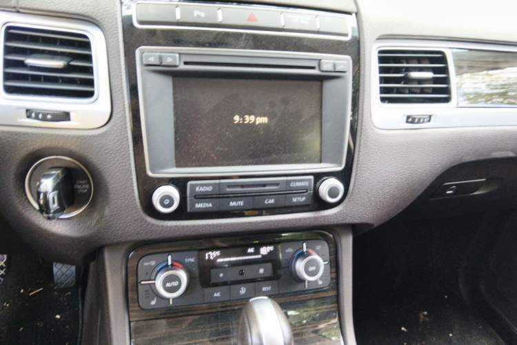 Used Volkswagen Touareg  Audio And AC Panel