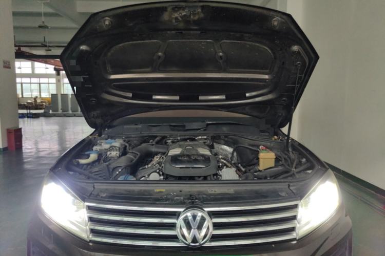 Used Volkswagen Touareg 2017 3.0 TSI Touareg Model Engine Bay