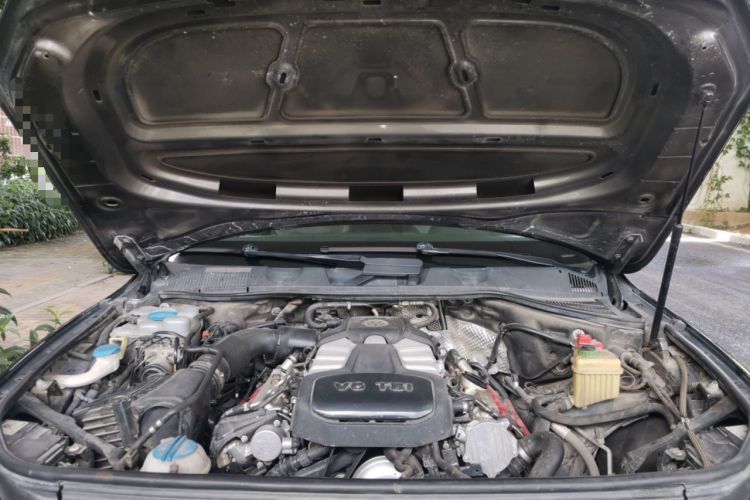 Used Volkswagen Touareg 2017 3.0 TSI Touareg Model Engine Bay