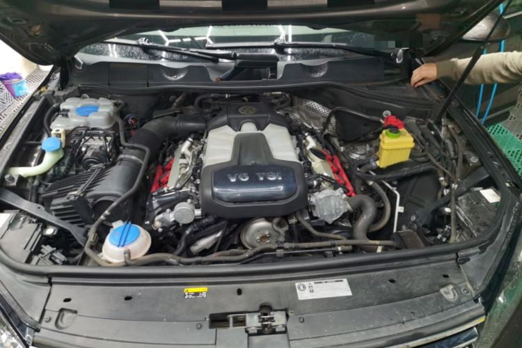 Used Volkswagen Touareg 2017 3.0 TSI Touareg Model Engine Bay