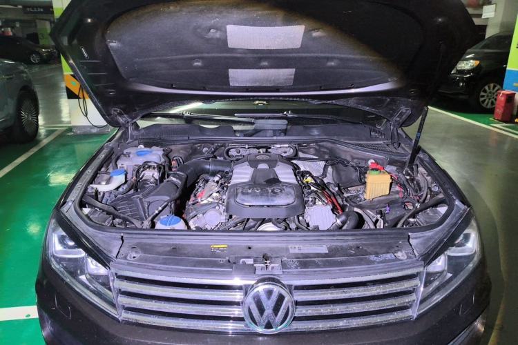 Used Volkswagen Touareg 2017 3.0 TSI Touareg Model Engine Bay