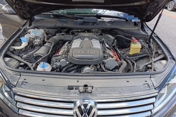 Used Volkswagen Touareg 2017 3.0 TSI Touareg Model Engine Bay