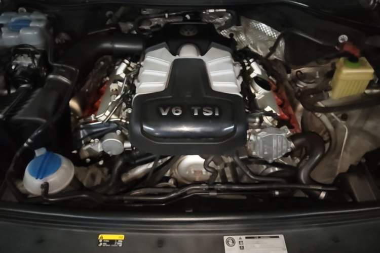 Used Volkswagen Touareg 2017 3.0 TSI Touareg Model Engine Bay