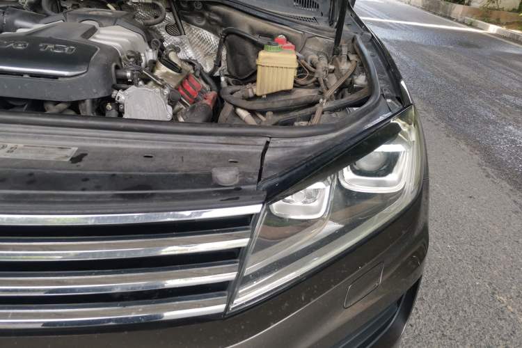 Used Volkswagen Touareg 2017 3.0 TSI Touareg Model Engine Bay Left