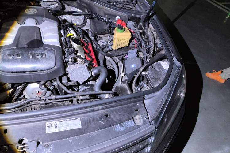Used Volkswagen Touareg 2017 3.0 TSI Touareg Model Engine Bay Left