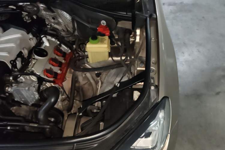 Used Volkswagen Touareg 2017 3.0 TSI Touareg Model Engine Bay Left