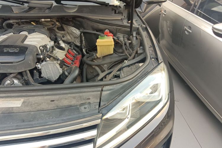 Used Volkswagen Touareg 2017 3.0 TSI Touareg Model Engine Bay Left