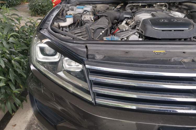 Used Volkswagen Touareg 2017 3.0 TSI Touareg Model Engine Bay Right