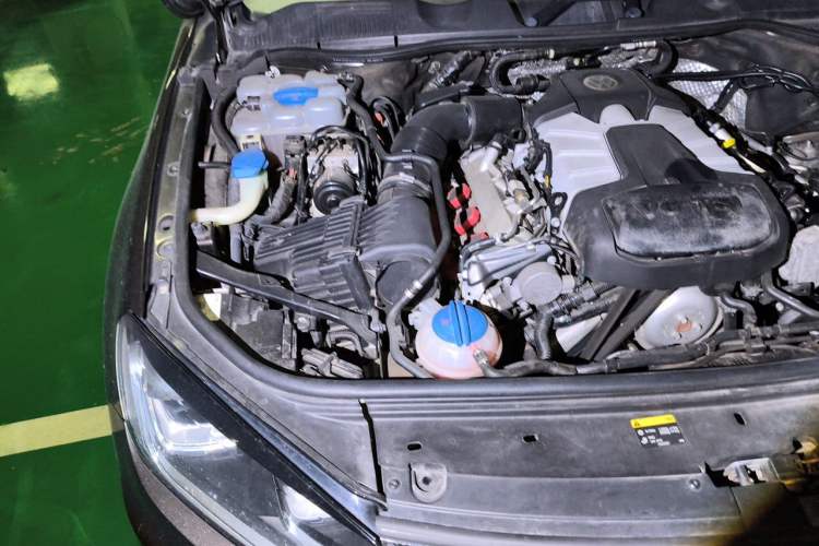 Used Volkswagen Touareg 2017 3.0 TSI Touareg Model Engine Bay Right