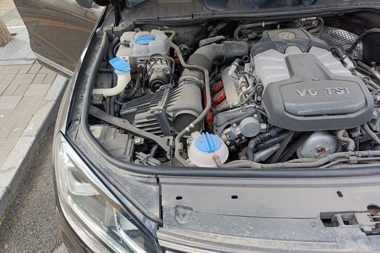 Used Volkswagen Touareg 2017 3.0 TSI Touareg Model Engine Bay Right