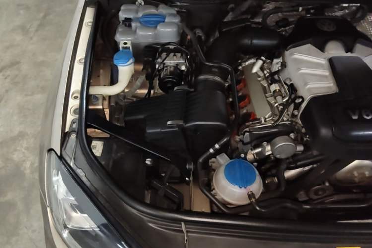Used Volkswagen Touareg 2017 3.0 TSI Touareg Model Engine Bay Right