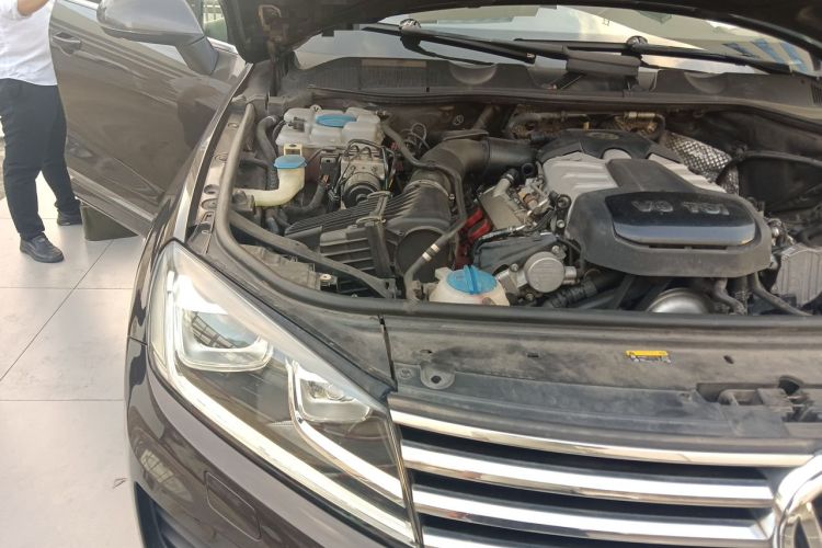 Used Volkswagen Touareg 2017 3.0 TSI Touareg Model Engine Bay Right