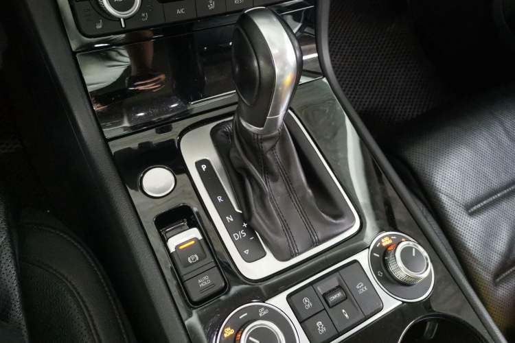 Used Volkswagen Touareg 2017 3.0 TSI Touareg Model Gear Lever