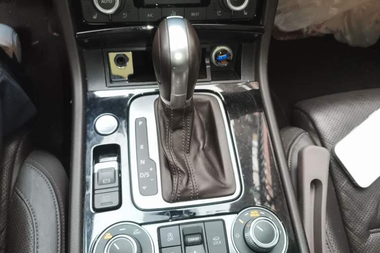 Used Volkswagen Touareg 2017 3.0 TSI Touareg Edition Gear Lever