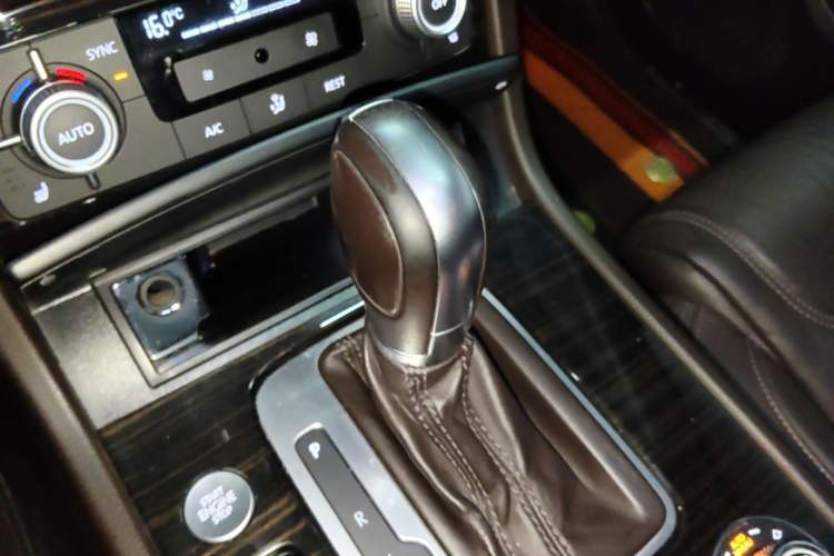 Used Volkswagen Touareg 2017 3.0 TSI Touareg Model Gear Lever