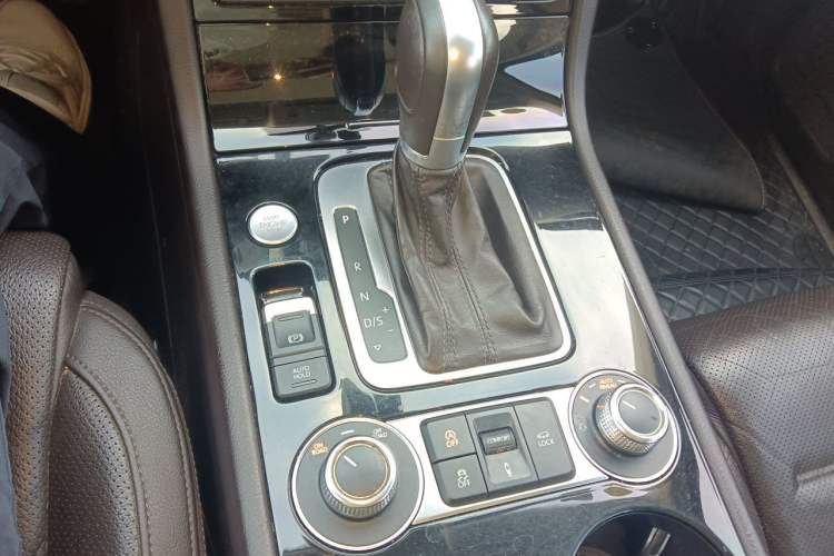 Used Volkswagen Touareg 2017 3.0 TSI Touareg Model Gear Lever