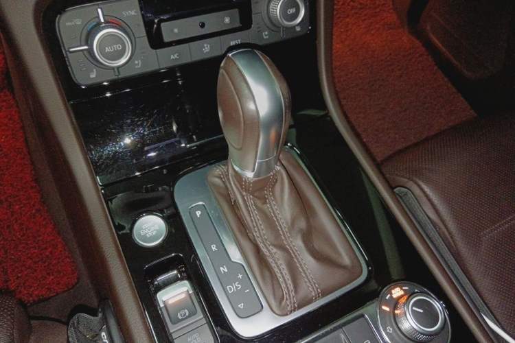 Used Volkswagen Touareg 2017 3.0 TSI Touareg Edition Gear Lever