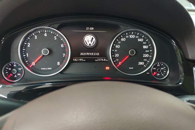 Used Volkswagen Touareg 2017 3.0 TSI Touareg Model Odometer Close Up